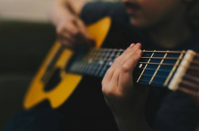 Ilustrasi teknik sweep picking, sumber foto: unsplash.com/Kelly Sikkema