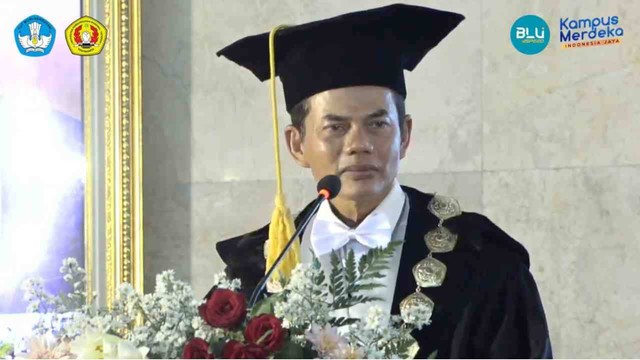 Rektor UPNVY Mohammad Irhas Effendi dalam rangkaian Dies Natalis ke-65 pada Jumat (15/12/2023). Foto: Tangkapan layar Youtube/UPN "Veteran" Yogyakarta