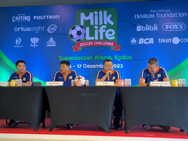 Konferensi pers MilkLife Soccer Challenge di Supersoccer Arena, Kudus, (15/12/2023). Foto: Aji Nugrahanto/kumparan