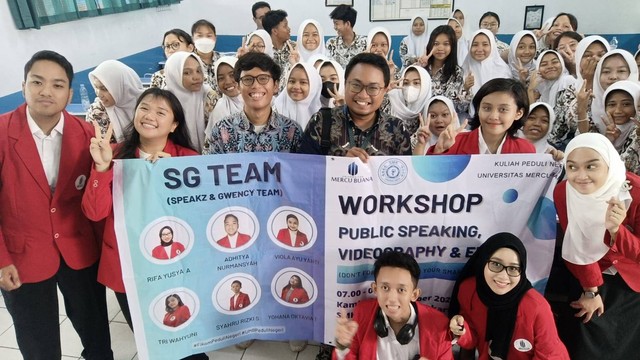 Foto bersama mahasiswa Fikom Mercu Buana dengan siswa SMK Candra Naya, Jakarta Barat