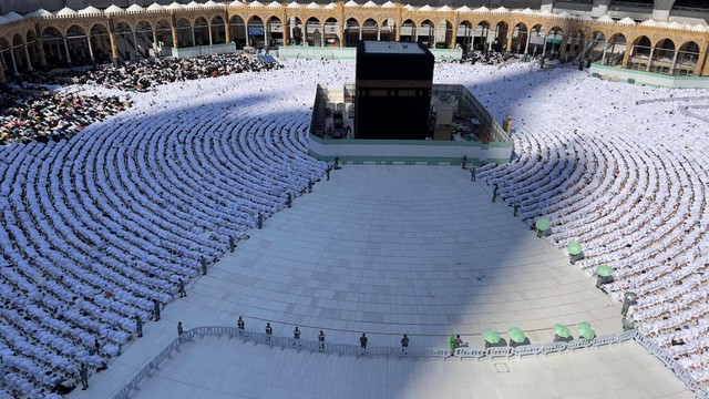 Suasana salat Jumat di Masjidil Haram, Makkah, pada 15 Desember 2023. Tampak pagar cukup tinggi mengelilingi Ka'bah dalam rangka pemeliharaan berkala.  Foto: Twitter/MakkahRegion