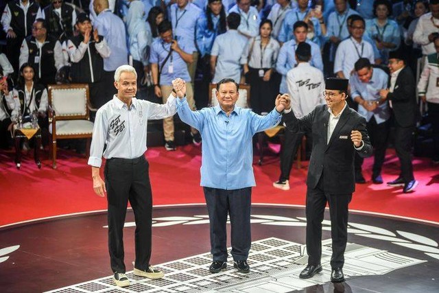 Para kandidat Capres 2024 berpegangan tangan usai beradu agagsan di Debat Capres pertama mereka. (ANTARA FOTO/ Galih Pradipta)