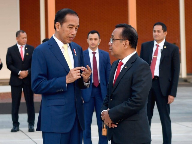 Presiden Jokowi berbincang dengan Menteri Sekretaris Negara Pratikno. Foto: Dok. Rusman - Biro Pers Sekretariat Presiden
