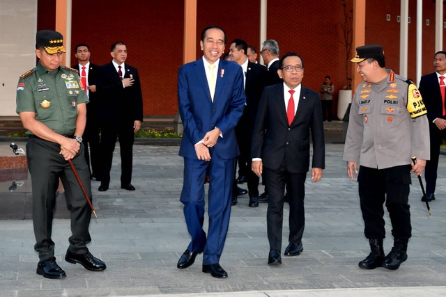 Presiden Jokowi berbincang didampingi Menteri Sekretaris Negara Pratikno sebelum berangkat menuju Jepang, Sabtu (16/12). Foto: Dok. Rusman - Biro Pers Sekretariat Presiden