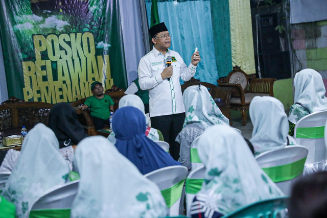 Plt Ketua Umum PPP Muhamad Mardiono mengunjungi posko relawan pemenangan di Kelurahan Lesung Batang dan Kelurahan Pangkalalang, Kabupaten Belitung, Bangka Belitung, Jumat (15/12/2023). Foto: Dok. Istimewa