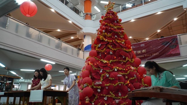 Chinese Ornament Christmas Tree. Foto-foto: Masruroh/Basra