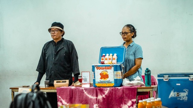 Salah seorang pelaku UMKM pasarkan produknya di Mini Talkshow UAJY. Foto: istimewa