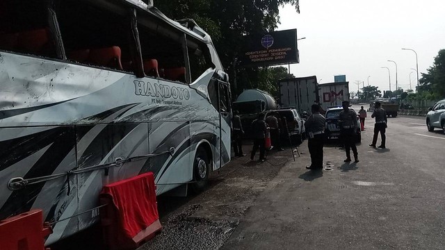 Polisi Lakukan Pemeriksaan terhadap bangkai bus maut Handoyo yang tewaskan 12 penumpang. Foto: Dok. Istimewa