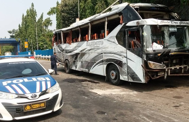 Polisi Lakukan Pemeriksaan terhadap bangkai bus maut Handoyo yang tewaskan 12 penumpang. Foto: Dok. Istimewa