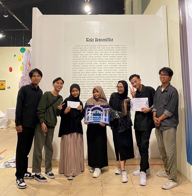 Mahasiswa Program Studi Ilmu Komunikasi UAD, juara II kategori PR Campaign pada National Artwork Submission Bulan Komunikasi UNY 2023 (Dok. Istimewa)