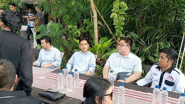 Cawapres Koalisi Indonesia Maju, Gibran Rakabuming Raka (kedua dari kiri), melakukan dialog dengan pelaku industri kreatif di Cafe Open House Balikpapan, Kalimantan Timur, Sabtu (16/12). Foto: Fadlan Nuril Fahmi/kumparan