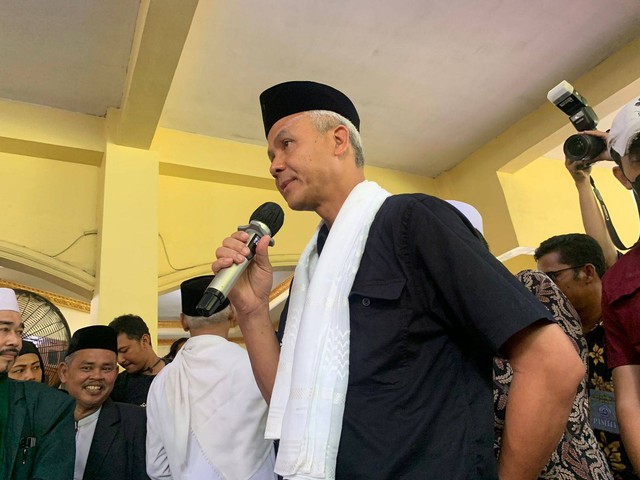 Capres nomor urut 3 Ganjar Pranowo berkunjung ke Pondok Modern Sirojul Munir, Bekasi, Jawa Barat, Sabtu (16/12). Foto: Paulina Herasmaranindar/kumparan