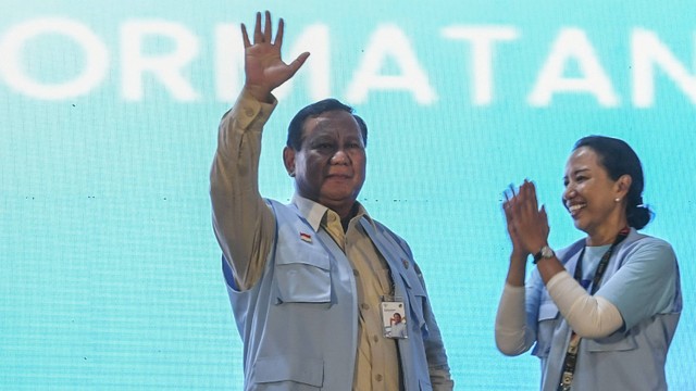 Ketua Dewan Pembina Induk Koperasi Unit Desa (INKUD) Prabowo Subianto (kiri) menerima dewan keanggotaan dari Ketua Dewan Pembina Koperasi MDS Coop Rini Sumarno dalam acara Mekar Digital Sejahtera di Purwakarta, Sabtu (16/12). Foto: ANTARA FOTO/Galih Pradipta