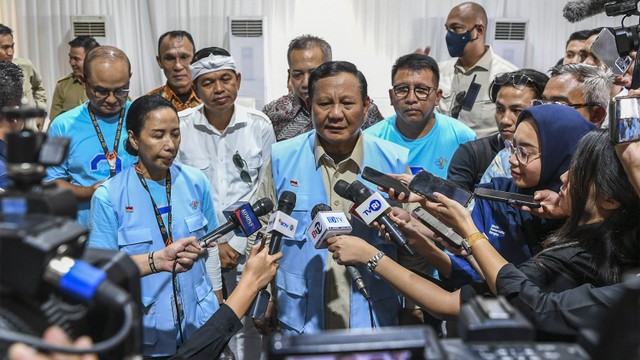 Ketua Dewan Pembina Induk Koperasi Unit Desa (INKUD) Prabowo Subianto memberikan keterangan pers pada acara Mekar Digital Sejahtera di Purwakarta, Sabtu (16/12). Foto: ANTARA FOTO/Galih Pradipta