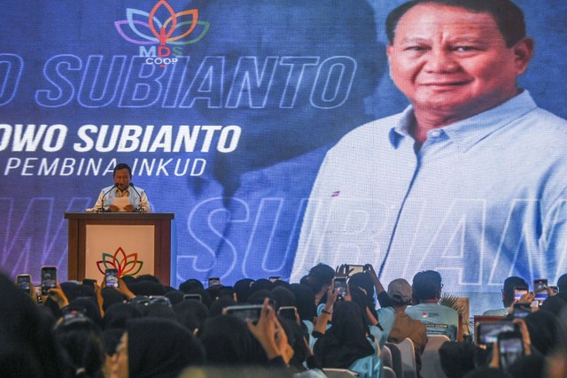 Ketua Dewan Pembina Induk Koperasi Unit Desa (INKUD) Prabowo Subianto memberi sambutan dalam acara Mekar Digital Sejahtera di Purwakarta, Sabtu (16/12). Foto: ANTARA FOTO/Galih Pradipta