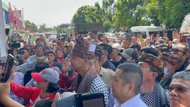 Capres nomor urut 03 Ganjar Pranowo Bersama Ketum Perindo Hary Tanoe Kunjungi Pasar Kranggan di Bekasi, Jabar. Foto: Paulina Herasmaranindar/kumparan