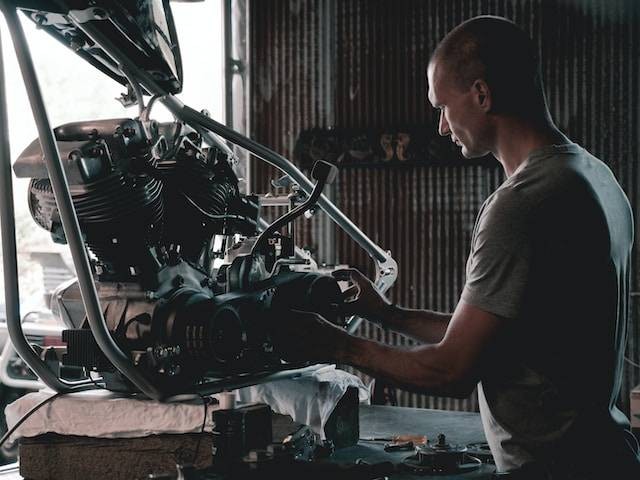 Ilustrasi Bengkel motor di Yogyakarta. Foto hanya ilustrasi bukan tempat sebenarnya. Sumber foto: Unsplash.com/Aaron Huber