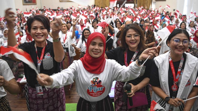 Istri calon presiden nomor urut 3 Ganjar Pranowo Siti Atikoh (tengah) menari Flash Mob saat Rapat Koordinasi Nasional (Rakornas) Perempuan Indonesia for Ganjar (PIJAR) 2023 di Kantor DPP PDI Perjuangan, Jakarta, Sabtu (16/12). Foto: ANTARA FOTO/M Risyal Hidayat