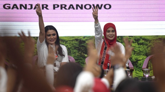 Istri calon presiden nomor urut 3 Ganjar Pranowo Siti Atikoh (kanan) hadiri Rapat Koordinasi Nasional (Rakornas) Perempuan Indonesia for Ganjar (PIJAR) 2023 di Kantor DPP PDI Perjuangan, Jakarta, Sabtu (16/12). Foto: ANTARA FOTO/M Risyal Hidayat