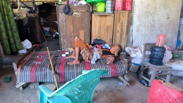 Warsini (60), aalah satu warga Desa Sukosewu, yang terjangkit virus chikungunya, saat ditemui di rumahnya. Sabtu (16/12/2023) (Aset: Istimewa)