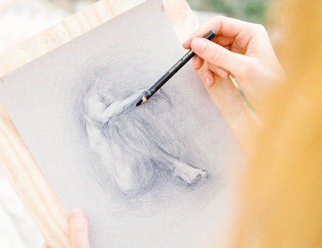 Ilustrasi teknik menggosok dalam menggambar. Foto: Pexels/Leeloo Thefirst
