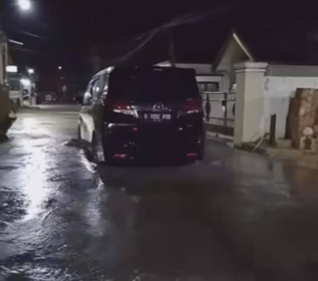 Potongan video Alphard yang terjebak di jalan yang sedang dicor, Foto : Istimewa