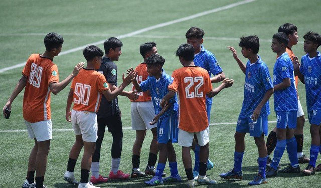 Akademi Persib menggelar latihan bersama dengan Akademi Persija Jakarta di Lapangan Sabilulungan, Kabupaten Bandung, Jumat (15/12/2023).
 Foto: Dok. Media Persib