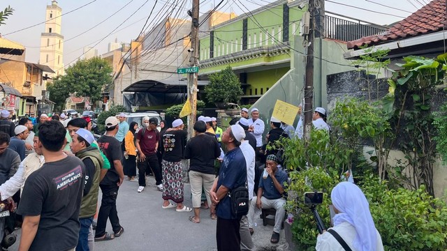 Suasana rumah duka istri Habib Rizieq Syihab di Petamburan, Jakarta Pusat, Sabtu (16/12/2023). Foto: Haya Syahira/kumparan