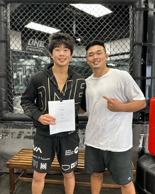 Adrian Lee (kiri) bersama sang kakak, Juara Dunia ONE Lightweight dan Welterweight MMA, Christian Lee. Foto: Instagram Christian Lee