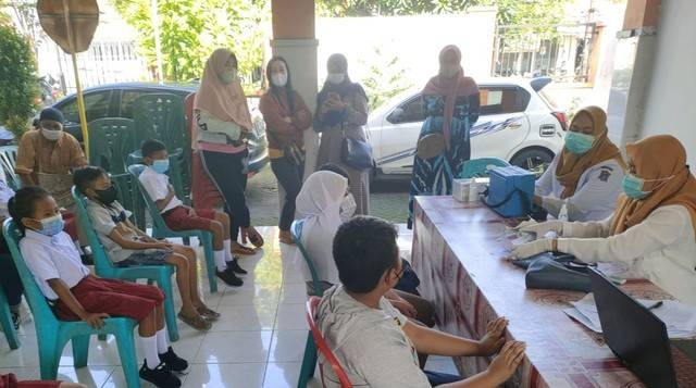 Pelaksanaan vaksinasi COVID-19 di Surabaya. Foto: Masruroh/Basra