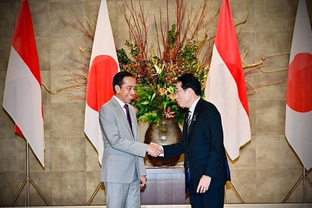 Presiden Jokowi bersama Perdana Menteri Fumio Kishida menerima dokumen proposal ASEAN-Japan Young Business Leaders' Summit dan ASEAN-Japan Gen-Z Business Leaders' Summit, Sabtu (16/12/2023). Foto: Laily Rachev/Biro Pers Sekretariat Presiden