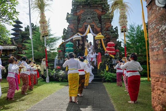 Ilustrasi ragam budaya di berbagai lokasi wisata Indonesia. Foto: Oka diana/Shutterstock