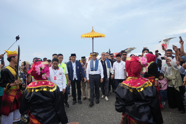 Capres nomor urut 1 Anies Baswedan disambut Tari Manca saat mendarat di Bandara Morowali, Sabtu (16/12/2023). Foto: Dok. Istimewa