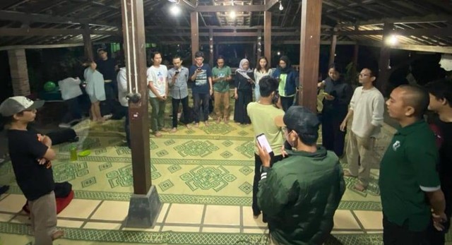 Prosesi pelantikan anggota baru AJI Yogyakarta, Jumat (15/12). Foto: Dok. AJI Yogya