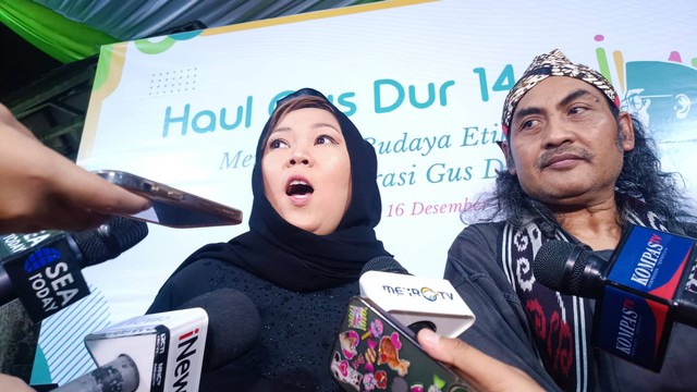 Anak bungsu Gus Dur, Inayah Wulandari Wahid, saat ditanya wartawan di acara Haul ke-14 Gus Dur, di halaman kediaman presiden ke-4 RI, di Ciganjur, Jakarta Selatan, Sabtu (16/12/2023). Foto: Thomas Bosco/kumparan