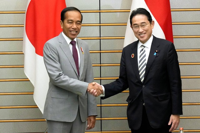Presiden Jokowi dan Perdana Menteri Jepang Fumio Kishida berjabat tangan sebelum pertemuan dan upacara pertukaran dokumen di Akasaka Guesthouse di Tokyo, Jepang, Sabtu (16/12/2023). Foto: Eugene Hoshiko/Pool melalui REUTERS