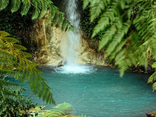 Curug Cipanas Nagrak. Foto hanya ilustrasi, bukan tempat sebenarnya. Sumber: Unsplash/falaq lazuardi