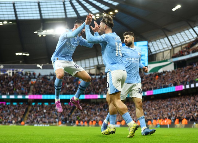 Jack Grealish (tengah) marayakan gol pertama Manchester City bersama Phil Foden dan Josko Gvradiol kala menjamu Crystal Palace dalam pertandingan Liga Inggris di Stadion Etihad, Manchester, Inggris, pada Sabtu (16/12). Foto: Jason Cairnduff/Reuters