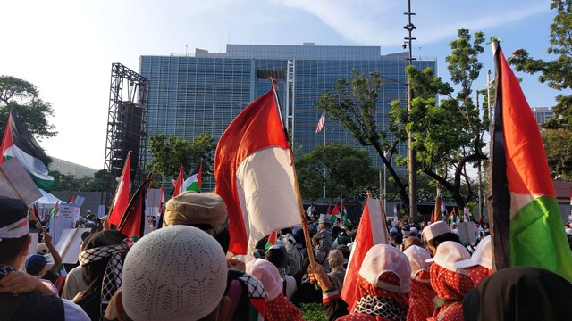 Massa Aksi Bela Palestina Penuhi Jalan Di Depan Kedubes AS: Zionis, Go ...