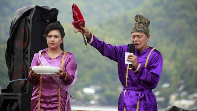 Pengurus Badan Adat Sangihe, Riedel Bartel Sipir, saat membawakan ritual adat Tatahimokoi atau merendahkan diri dalam rangkaian kegiatan ritual adat Darumatehu Sembanua yang digelar di Kabupaten Sangihe, Sulawesi Utara.