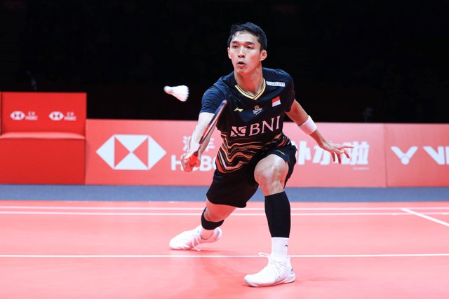 Jonatan Christie beraksi dalam partai semifinal BWF World Tour Finals 2023 di China. Foto: PBSI