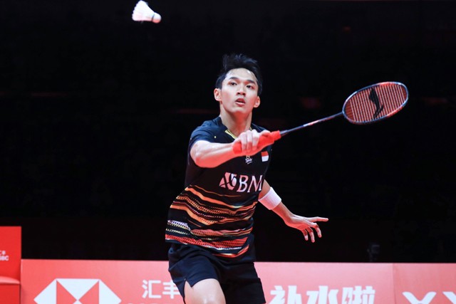 Jonatan Christie beraksi dalam partai semifinal BWF World Tour Finals 2023 di China. Foto: PBSI