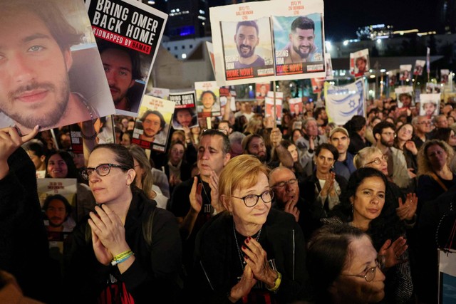 Kerabat dan pendukung berunjuk rasa untuk pembebasan sandera yang diculik kelompok Hamas di Tel Aviv, Israel, Sabtu (16/12/2023). Foto: Violeta Santos Moura/Reuters