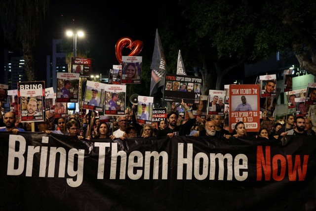 Kerabat dan pendukung berunjuk rasa untuk pembebasan sandera yang diculik kelompok Hamas di Tel Aviv, Israel, Sabtu (16/12/2023). Foto: Violeta Santos Moura/Reuters