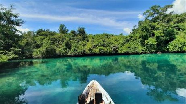  Danau Napabale Kabupaten Muna, Sulawesi Tenggara (Foto : Shutterstock ).