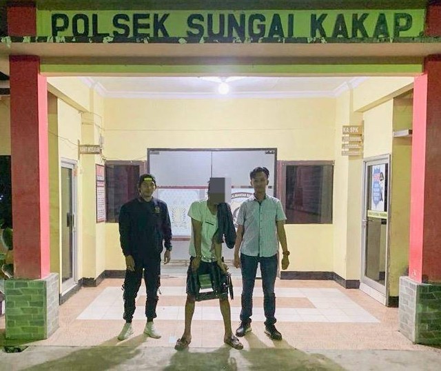 Pelaku pencurian mesin giling tebu diamankan polisi. Foto: Dok. Polres Kubu Raya