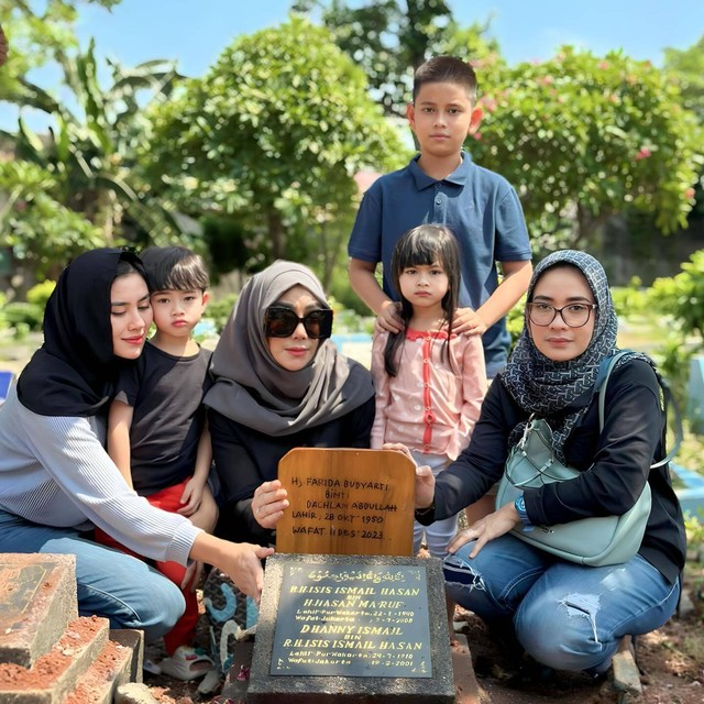 Syahnaz Sadiqah nyekar ke makam mendiang ibunda Jeje 'Govinda'.  Foto:  Instagram/@amy_r_qanita