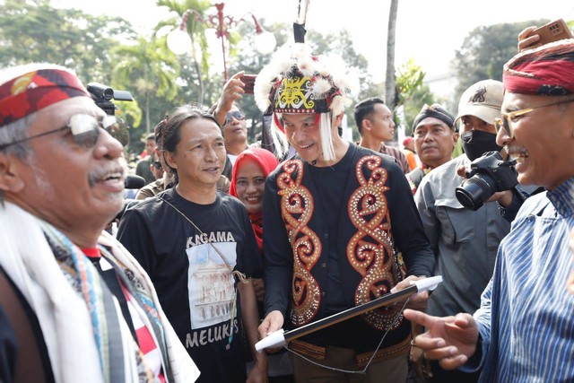 Calon Presiden nomor urut 3 Ganjar Pranowo, mengenakan pakaian adat Dayak saat mengikuti kirab budaya Nitilaku di Universitas Gadjah Mada (UGM), Sleman, Daerah Istimewa Yogyakarta (DIY) pada Minggu (17/12/2023). Foto: Dok. Istimewa