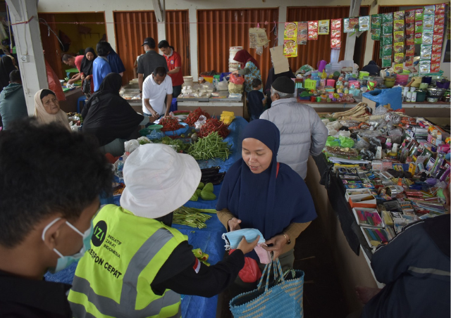 Dampak Erupsi Gunung Marapi, 6500 Masker Dibagikan di Pasar Sungai Puar