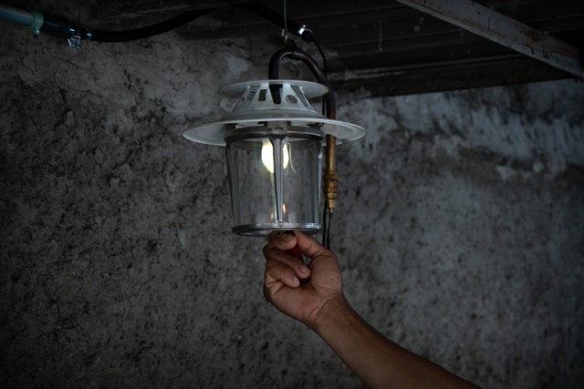 Nyala lampu petromak yang sumber energinya dari biogas. Foto: Jamal Ramadhan/kumparan